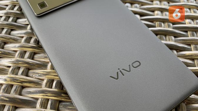<p>Bagian bodi belakang Vivo X80 Pro. (Liputan6.com/ Yuslianson)</p>