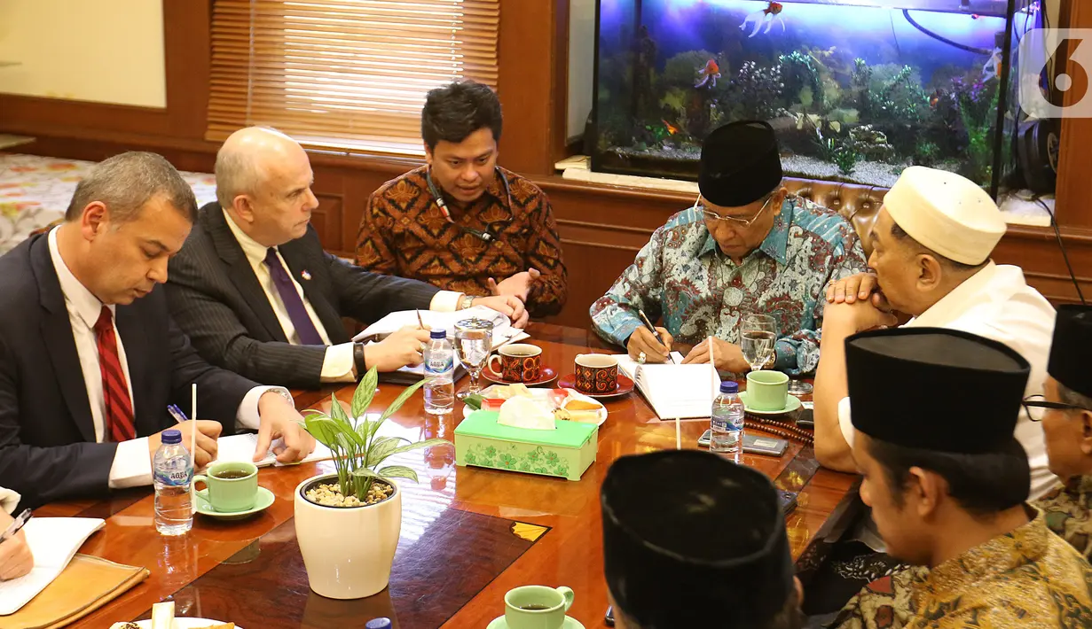 Suasana pertemuan Ketua Umum PBNU, Said Aqil Siradj dan  Duta Besar Amerika Serikat untuk Indonesia Joseph R Donovan Jr. di Gedung PBNU, Jakarta, Senin (21/10/2019). Pertemuan dalam rangka silaturahmi kepada organisasi massa Islam di Jakarta dan menjalanin kerja sama. (Liputan6.com/Herman Zakharia)