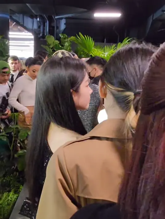Luna Maya mendokumentasikan keramaian New York Fashion Week. Ada Dahyun di sana.   (Foto: Instagram/ lunamaya)