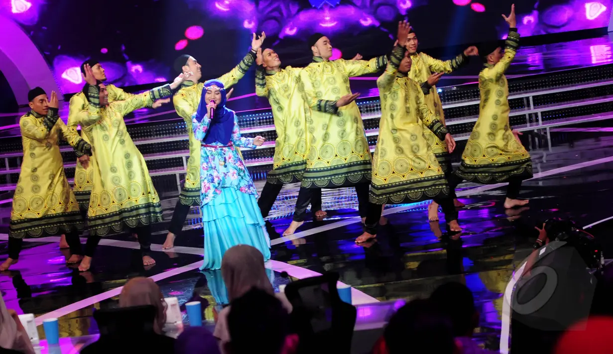 Penampilan finalis X Factor Indonesia, Fatin Shidqia Lubis saat malam puncak Puteri Muslimah 2015 di Studio 6 Emtek City, Jakarta, Rabu (13/5) malam. (Liputan6.com/Faisal R Syam)