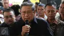 Presiden RI ke 6, Susilo Bambang Yudhoyono memberikan keterangan pers di rumah duka Mike Mohede di kawasan Tangerang Selatan, Banten, Senin (01/08). SBY belasungkawa atas meninggalnya Mike Mohede.(Liputan6.com/ Herman Zakharia) 