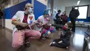 Dua badut dari LSM Sunrise Media (Senyuman Medis) tampil untuk pasien berusia delapan tahun Miquel di sayap anak-anak Rumah Sakit Son Llatzer, Palma de Mallorca, Spanyol, 8 Maret 2021. (JAIME REINA/AFP)