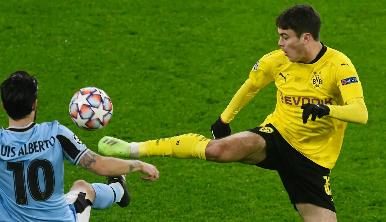 Gelandang Borussia Dortmund,  Giovanni Reyna (kanan) dan gelandang Lazio, Luis Alberto bersaing memperebutkan bola pada matchday kelima Grup F Liga Champions di Signal Iduna Park, Dortmund, Kamis (3/12/2020) dinihari WIB. Borussia Dortmund cuma berimbang 1-1 dengan Lazio. (Bernd Thissen/POOL / AFP)
