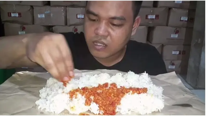Viral YouTuber Kuli Bangunan Mukbang Sederhana, Hanya Makan Nasi dan Sambal
