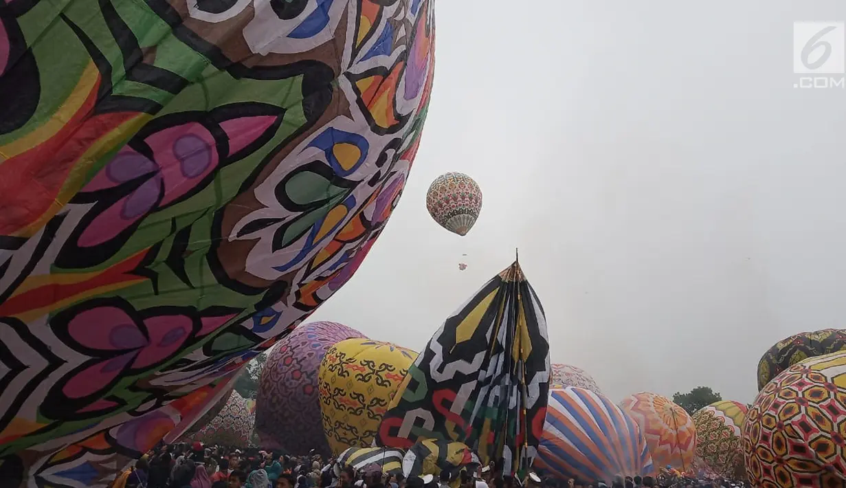 Ratusan balon udara dinaikkan di Lapangan Pagerejo, Kertek, Kabupaten Wonosobo,  Sabtu (15/6/2019). Festival ini untuk memeriahkan syawalan dan wujud syukur warga yang hidup di lereng gunung sindoro dan sumbing. (Liputan6.com/Gholib)