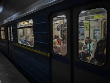 Komuter berada di dalam kereta bawah tanah di Kharkiv, Ukraina timur, Selasa (24/5/2022). Kereta bawah tanah Kharkiv kembali beroperasi pada Selasa pagi setelah ditutup selama lebih dari dua bulan selama upaya Rusia untuk merebut kota itu. (AP Photo/Bernat Armangue)