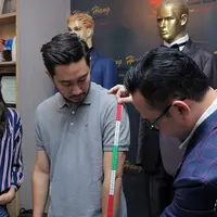 Dua bulan lagi, Syahnaz Shadiqa dan Jeje Govinda akan meresmikan hubungannya. Berbagai persiapan dilakukan oleh pasangan ini. Seperti pada Rabu, (7/2) Jeje menjalani fitting baju pengantin. (Deki Prayoga/Bintang.com)