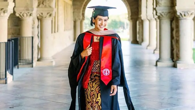 8 Momen Maudy Ayunda Lulus S2 dari Stanford University, Menawan Pakai Kebaya