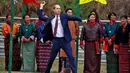 Pangeran William, Duke of Cambridge ikut mencoba permainan panah Khuru di Changlimithang Archery Ground Thimphu , Bhutan , 14 April 2016. (REUTERS / Cathal McNaughton)