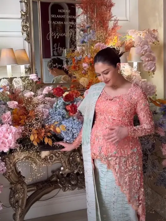 Mengenakan kebaya dan ulos, Jessica Mila juga terlihat cantik dengan makeup yang dipulas di wajahnya [@itsfrankywu]