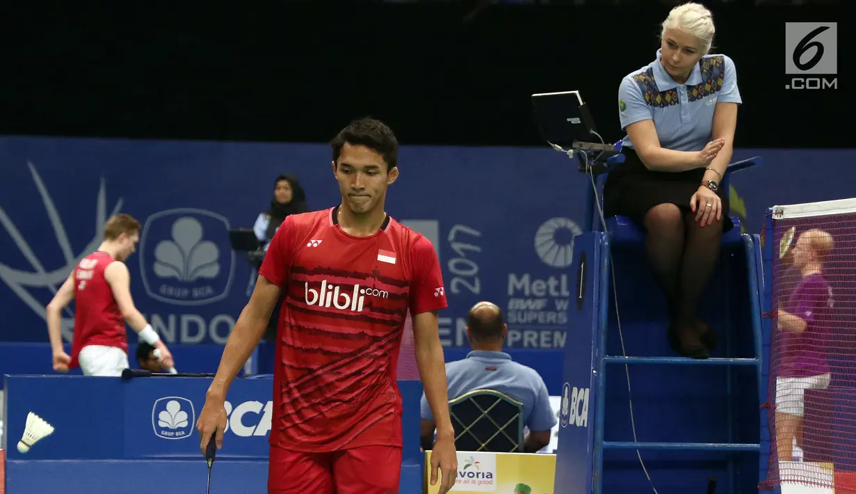 Tunggal Putra Indonesia, Jonatan Christie tertunduk usai protes saat laga melawan Hsu Jen Hao (Taiwan) di babak pertama Indonesia Open 2017 di Jakarta, Rabu (14/6). Jonatan sukses dengan skor 21-17 dan 21-15. (Liputan6.com/Helmi Fithriansyah)