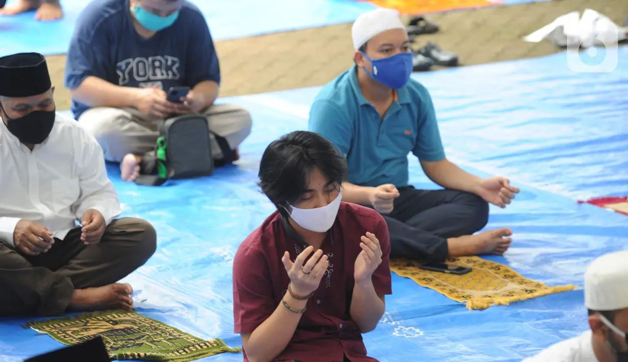 Warga melaksanakan salat Jumat berjemaah di Masjid Raya Cinere, Depok, Jumat (5/6/2020). Umat muslim di sejumlah wilayah Jabodetabek menunaikan salat Jumat perdana dengan menerapkan protokol pencegahan COVID-19 setelah dua bulan kegiatan ibadah di masjid ditiadakan. (merdeka.com/Arie Basuki)