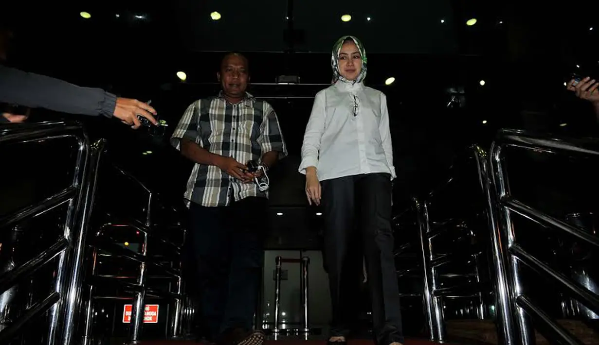 Setelah menjalani pemeriksaan selama 5 jam, Airin akhirnya keluar dari Gedung KPK (Liputan6.com/Johan Tallo)