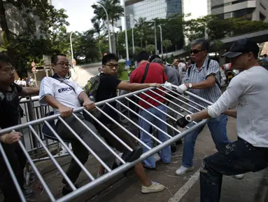 Massa pro-demokrasi (kiri) terlibat bentrok dengan kelompok anti-demokrasi di Admiralty, Hong Kong, (13/10/2014). (REUTERS/Carlos Barria)