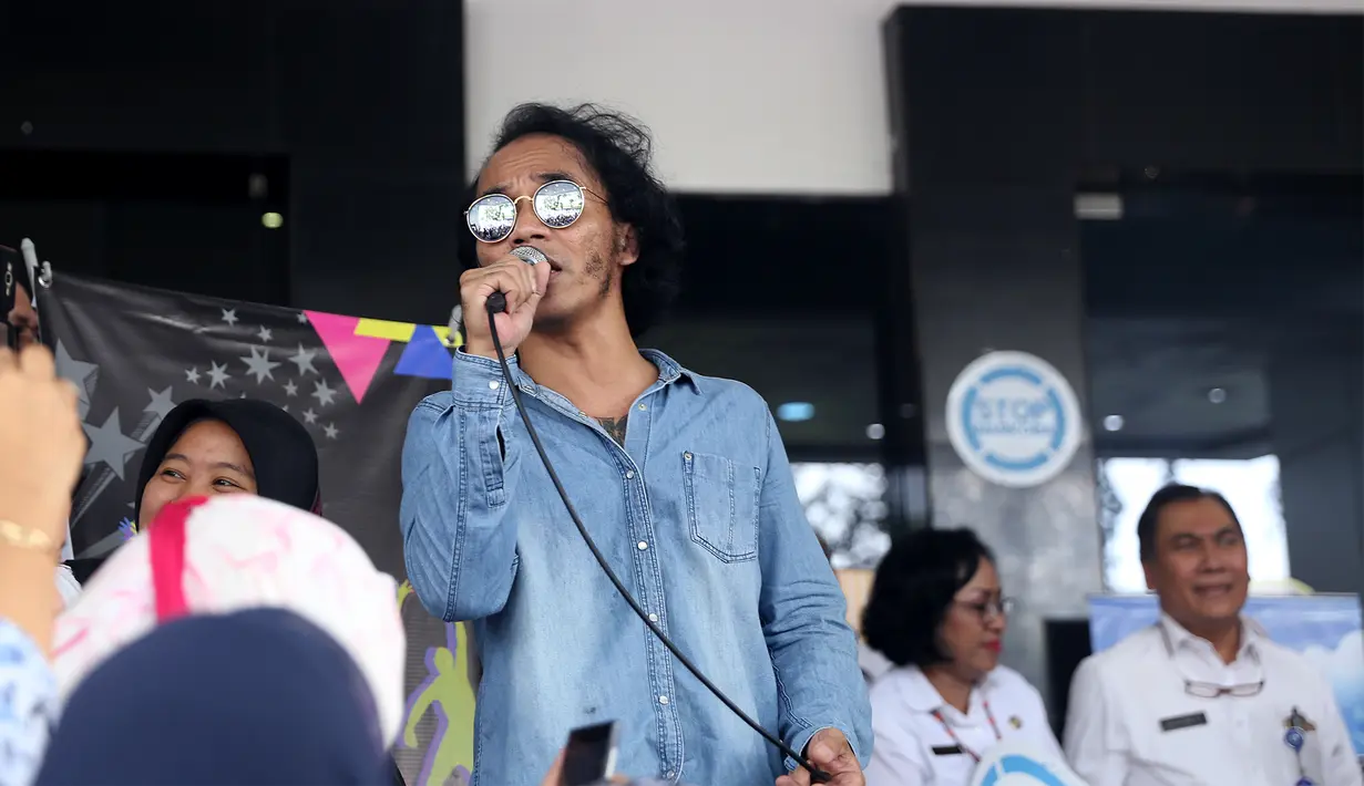 "Slank ini kan massanya (Slankers) banyak bangat. Saya yakin dengan massa sebanyak itu, Slank dapat memberikan pencerahan tentang bahaya narkoba," ujar Budi Waseso di BNN. (Andy Masela/Bintang.com)