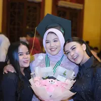 Potret wisuda Kanaya Tiara Atmaja anak ke-2 Bebizie Fatlanay (Sumber: Instagram/@bebizie)