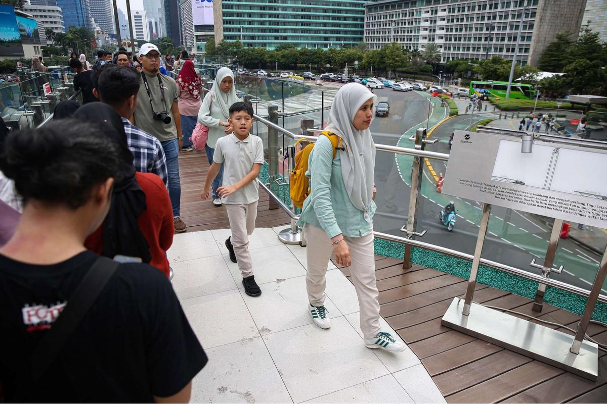 Anjungan Halte TransJakarta Bundaran HI Jadi Primadona Wisata Murah di Tengah Libur Isra Mikraj