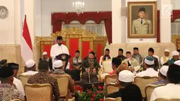 Ketum NasDem Surya Paloh saat memberikan sambutan di hadapan ulama dan tokoh masyarakat dari Provinsi Aceh saat bertemu dengan Presiden Jokowi di Istana Negara, Jakarta, Selasa (5/3). (Liputan6.com/Angga Yuniar)