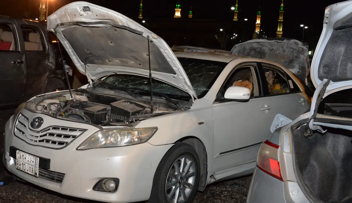 Sejumlah kendaraan mengalami kerusakan akibat ledakan bom bunuh diri di pos keamanan di dekat Masjid Nabawi, Madinah, Senin (4/7). Empat orang pasukan keamanan meninggal di tempat dan 5 orang pasukan keamanan lainnya luka-luka. (STR/AFP)