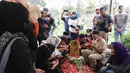 Keluarga dan kerabat berdoa di dekat makam pelawak Irni Yusnita  alias Rini S Bon Bon di TPU Kawi Kawi, Johar Baru, Jakarta, Senin (11/7/2022). Pelawak Rini S Bon Bon  meninggal dunia pada hari Minggu sore (10/7/2022), sebelum berpulang rini sempat mengidap  sakit diabetes. (Liputan6.com/Herman Zakharia)