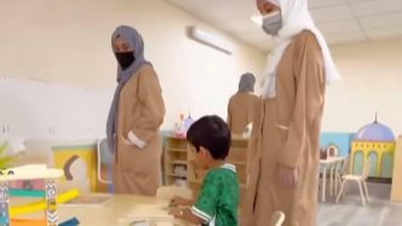 Menilik ke area lebih dalam, rupanya tempat penitipan anak tersebut begitu bersih dan tertata rapi. Fasilitas yang tersedia pun nampak ramah anak.
