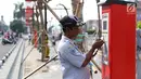 Petugas mengoperasikan mesin parkir meter di kawasan Kota Tua, Jakarta, Rabu (18/7). Sebanyak 13 Terminal Parkir Elektronik (TPE) dipasang di kawasan tersebut guna mengantisipasi membludaknya kendaraan yang parkir. (Liputan6.com/Immanuel Antonius)