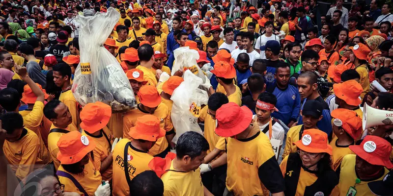 Bersih-bersih Sampah Bersama Artha Graha Peduli Dalam Rangka HPSN 2016