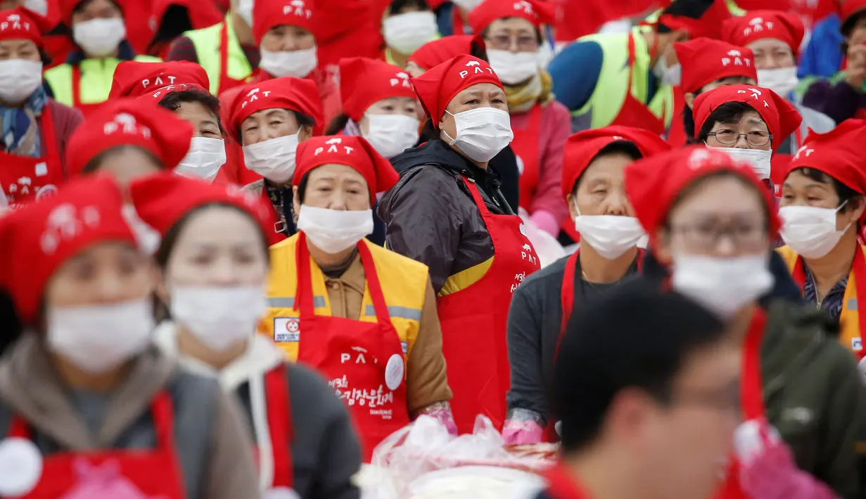 Sejumlah orang bersiap membuat Kimchi, hidangan tradisional Korea Selatan, selama Festival Kimchi Seoul di pusat kota Seoul, Jumat (44/11). Kimchi merupakan makanan yang terbuat dari sawi putih atau lobak yang difermentasikan. (REUTERS / Kim Hong-Ji)