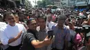Seorang warga meminta Jokowi untuk berpose bersama saat Jokowi blusukan ke Malioboro dan Pasar Beringharjo di Yogayakrta, Senin (2/6/2014) (Liputan6.com/Herman Zakharia).