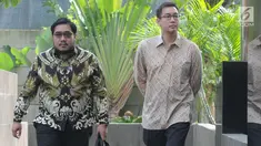 Direktur Utama PT. Samantaka Batubara, James Rijanto (kanan) didampingi kuasa hukumnya tiba untuk menjalani pemeriksaan di Gedung KPK, Jakarta, Jumat (17/5/2019). James diperiksa sebagai saksi dalam kasus suap PLTU Riau-1 yang menjerat Dirut PLN nonaktif Sofyan Basir. (merdeka.com/Dwi Narwoko)