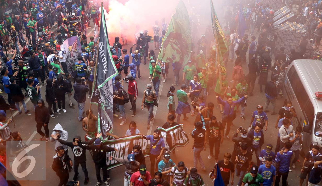 Pendukung Persebaya memenuhi ruas jalan Padjajaran saat merayakan kembalinya klub mereka ke kompetisi PSSI, Bandung, Minggu (8/1). Berdasar putusan Kongres PSSI 2017, Persebaya 1927 kembali ke divisi utama. (Liputan6.com/Helmi Fithriansyah)