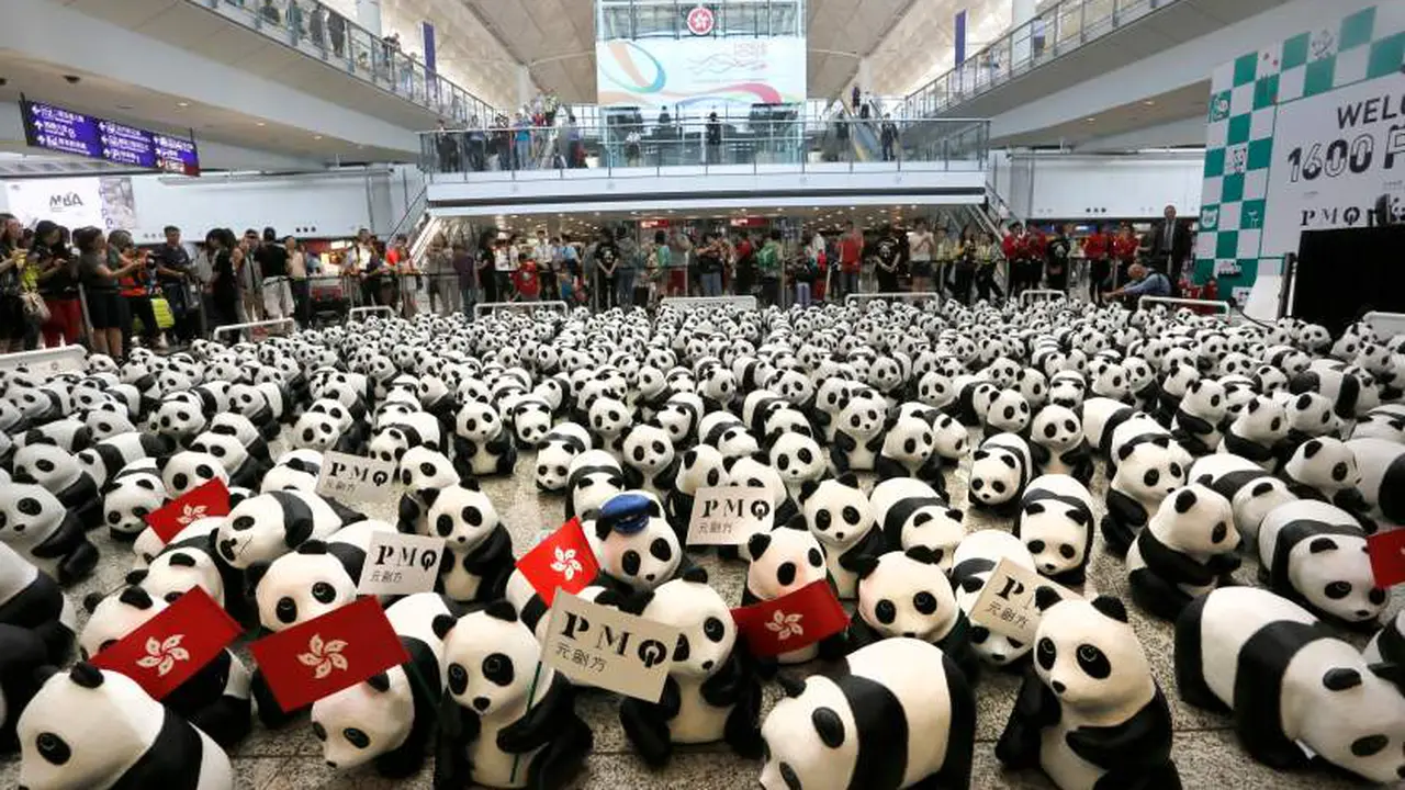 Lucunya 1.600 'Panda' Mejeng di Bandara Hong Kong