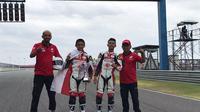 Pebalap Astra Honda Motor, Muhammad Adenanta Putra dan Mario Suryo Aji, saat tampil di ajang Thailand Talent Cup 2017, Sabtu-Minggu (4-5/11/2017). (Humas Astra Honda Motor)