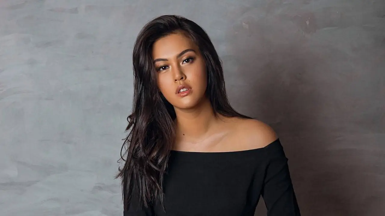 Gaya Pemotretan Rebecca Tamara dengan Busana Off-Shoulder Ini Tampil Menawan