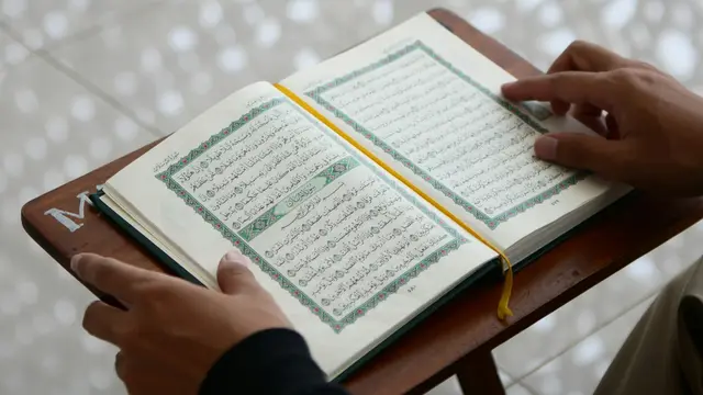 Ilustrasi membaca Al-Qur'an