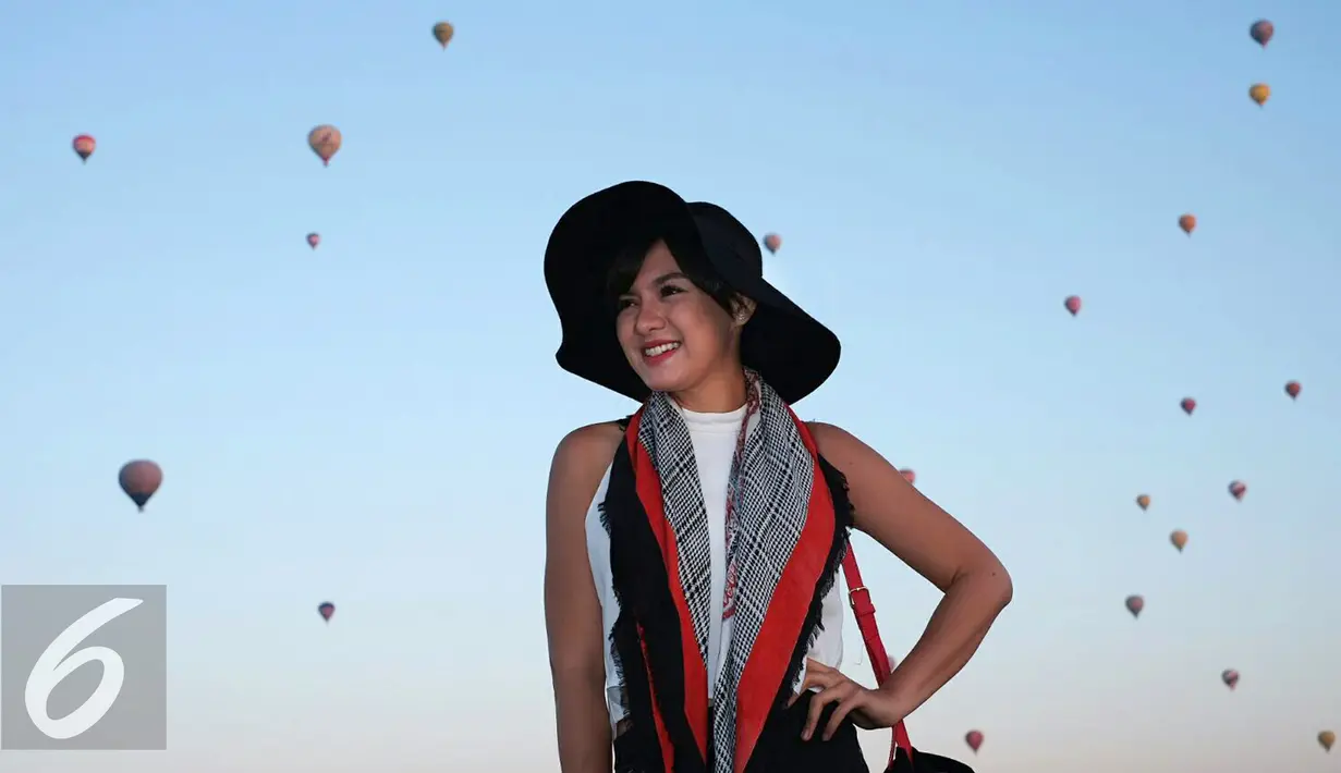 Vicky Shu berpose dengan latar belakang balon udara di Cappadocia, Turki, Minggu (6/9/2015). (Rommy Ramadhan/Liputan6.com) 