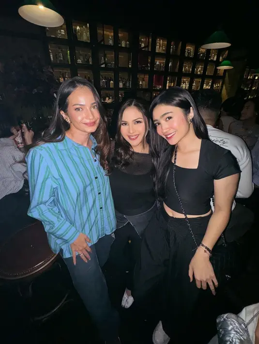 Enzy Storia cantik mengenakan kemeja lengan panjang two-toned biru hijau dan celana jeans. [Foto: Instagram/febbyrastanty]