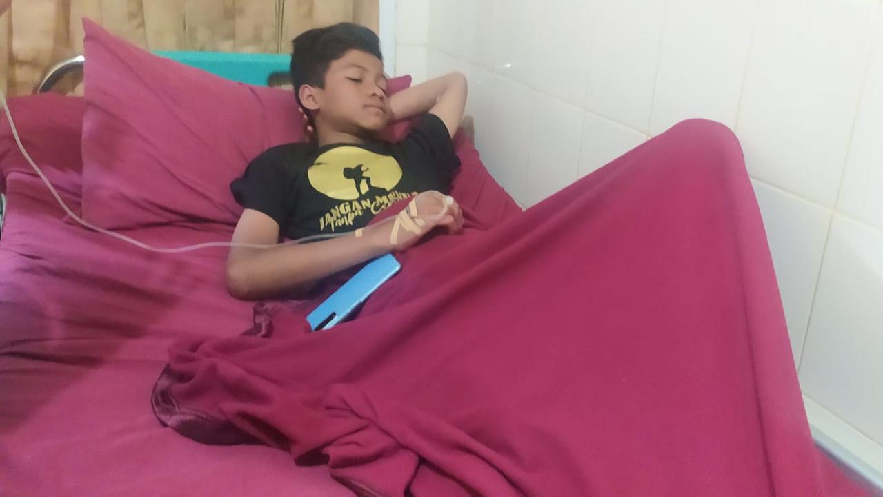 Dengan kondisi lemas, Muhammad Gibran Arrasyid (14) nampak tengah mendapatkan bantuan medis, setelah ditemukan tim gabungan di Gunung Guntur, sore tadi.