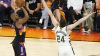 Chris Paul melepaskan tembakan saat Suns melawan Bucks di NBA Finals 2021 (AFP)