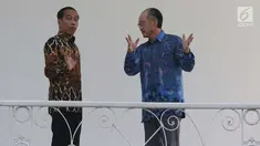 Presiden Joko Widodo (Jokowi) dan Presiden Bank Dunia Jim Yong Kim berbincang santai saat kunjungan kehormatan di beranda Istana Kepresidenan Bogor, Rabu (4/7). Pertemuan membahas persiapan Annual Meeting IMF-World Bank di Bali (Liputan6.com/Angga Yuniar)