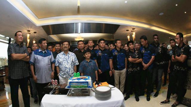 Umuh Muchtar dan jajaran manajemen serta pemain Persib