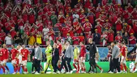 Para pemain Wales berjalan di lapangan setelah pertandingan Grup B Piala Dunia 2022 di Stadion Ahmad Bin Ali, Rabu (30/11/2022) dini hari WIB. Wales kalah 0-3 dan tersingkir. (AP Photo/Frank Augstein)