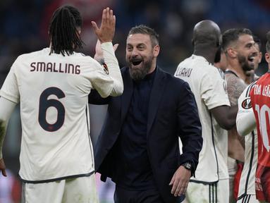 Pelatih AS Roma, Daniele De Rossi, bersama Smalling  merayakan kemenangan atas AC Milan pada laga Perempat final Liga Europa di Stadion San Siro, Jumat (12/4/2024). AS Roma menang dengan skor 1-0. (AP Photo/Antonio Calanni)