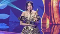 Via Vallen meraih penghargaan Penyanyi Dangdut Solo Wanita Terpopuler di ajang Indonesia Dangdut Awards 2017. (Herman Zakharia/Liputan6.com)