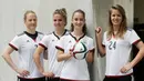 Timnas Wanita Jerman memamerkan bola yang akan digunakan pada oerhelatan Piala Dunia Wanita 2015
