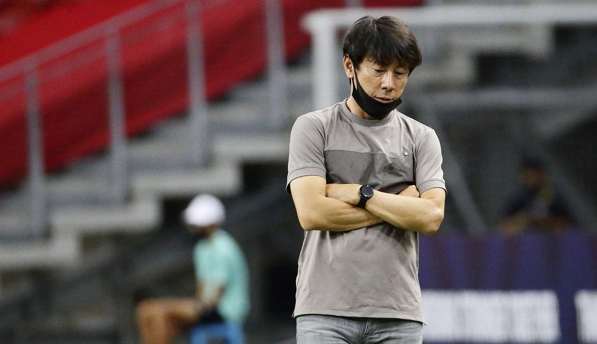 Gawang Tim Merah Putih menjadi bulan-bulanan Thailand hingga kebobolan empat gol. Kekalahan ini menjadi yang terbesar dialami Tim Garuda ketika menghadapi Thailand di sepanjang sejarah Piala AFF sejak 1996. (AP/Suhaimi Abdullah)