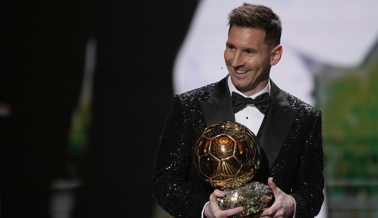 Raihan penghargaan ini tak lepas dari performa Lionel Messi pada tahun lalu. Ia sukses mengantarkan Barcelona memenangi trofi Copa Del Rey dan menjadi top skor Liga Spanyol. Selain itu, Messi juga berhasil meraih gelar Copa America 2021 bersama Timnas Argentina. (AP/Christophe Ena)