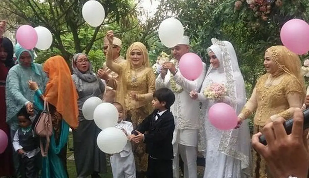 "Sebenarnya bukan agak gugup. Siapa yang enggak gugup lihat bidadari secantik dia (Annisa Nabilah)?" goda Husein Alatas usai acara pernikahan. (Instagram/wahyu_cdm93)