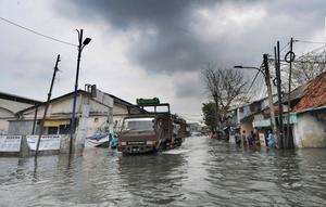 Truk menerjang banjir rob di kawasan Pelabuhan Sunda Kelapa, Jakarta, Selasa (7/12/2021). Banjir rob setinggi satu meter memutus Jalan Kerapu yang menghubungkan Ancol-Pluit. (merdeka.com/Arie Basuki)
