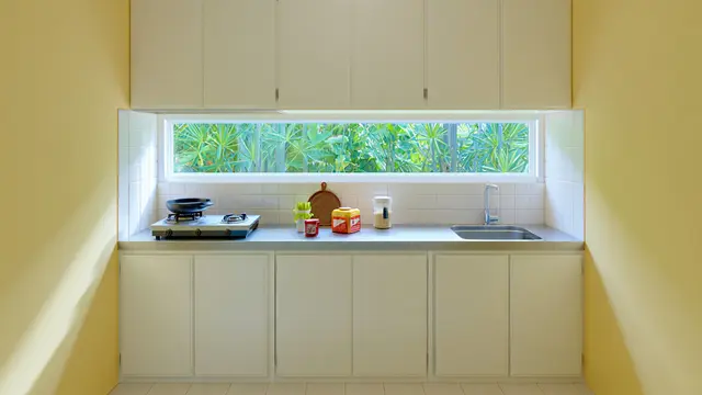 Desain Jendela Kecil untuk Dapur Sederhana (AI)